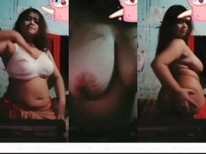 Sexy Desi Girl Shows Boobs