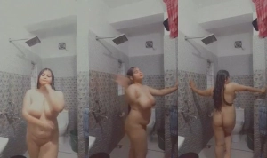 Sexy BBW Girl Bathing